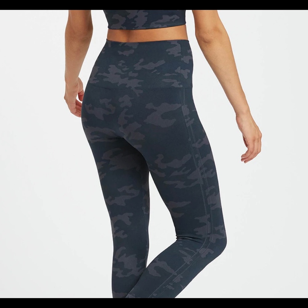 SPANX Camo Leggings - Size 1X - Full length (38”) 93% Nylon, 7% Elastane.